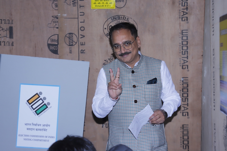 दिल्ली में मतदान जारी है........